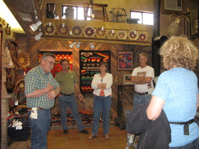 Bruce Burnham talks with our May, 2008 weaving class.
