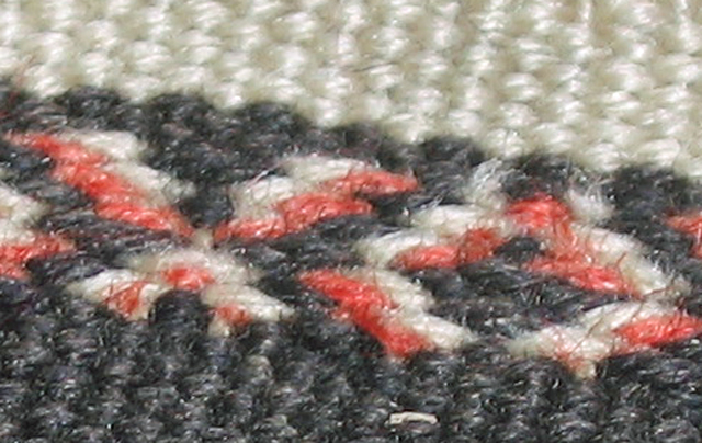 A close view of the yarns used in the blanket